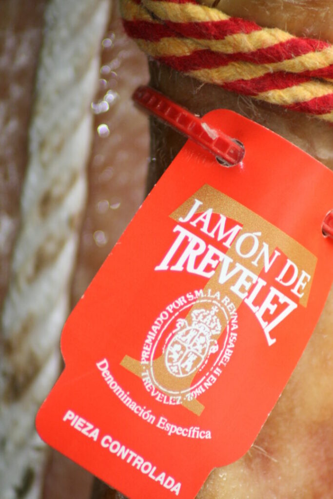 Descubre qué significan las etiquetas azul, roja y negra del jamón de Trevélez y elige la curación que mejor encaja contigo.