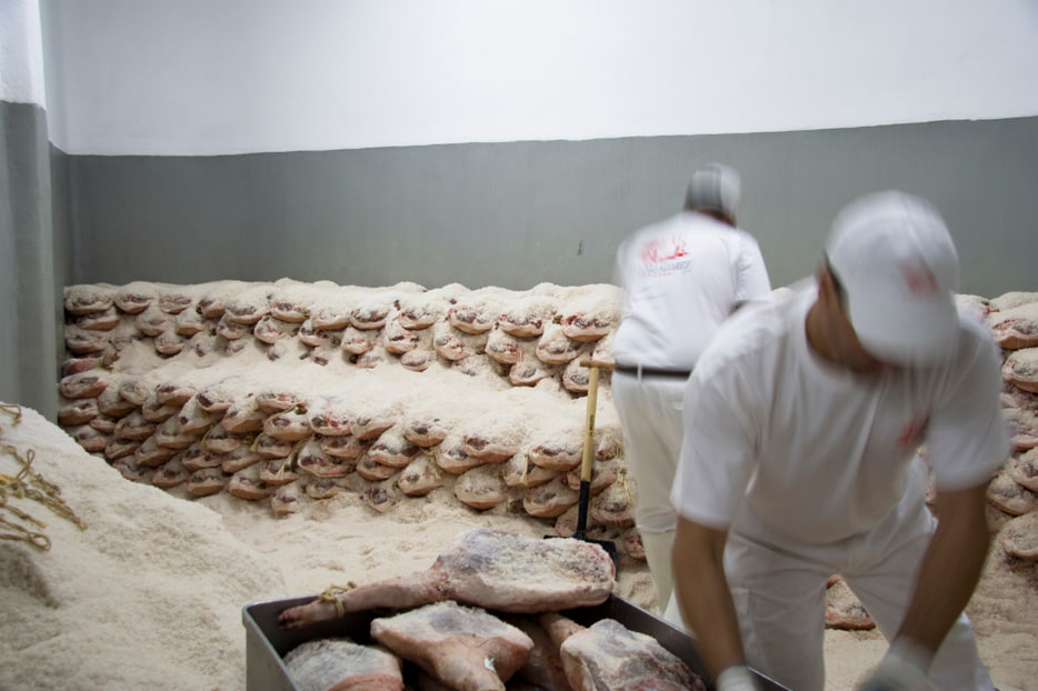 Proceso de secado y curación natural del jamón de Treveléz en los secaderos de Sierra Nevada